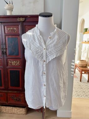 Zara White Sleeveless Pintuck V-Yoke Button Front Camisole Size L